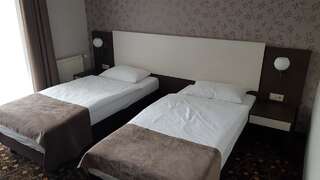 Отель Hotel Delfina Злоторя Стандартный двухместный номер с 2 отдельными кроватями-1